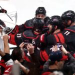Nikolaj Ehlers (27) é assediado por companheiros de equipe depois de marcar o gol da vitória na prorrogação na vitória dos Hurricanes por 3 a 2 sobre os Canadiens no jogo 2 das finais da Conferência Leste em Raleigh, NC
