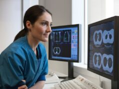 No estudo de Harvard, a IA ofereceu diagnósticos mais precisos do que os médicos do pronto-socorro Doctor looking at x-rays from CT-scanner on computer