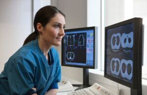 No estudo de Harvard, a IA ofereceu diagnósticos mais precisos do que os médicos do pronto-socorro Doctor looking at x-rays from CT-scanner on computer