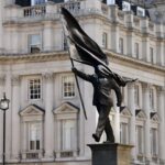 Nova escultura de Banksy parece mostrar político cego por sua própria bandeira