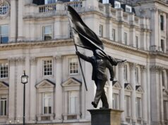 Nova escultura de Banksy parece mostrar político cego por sua própria bandeira Nova escultura de Banksy parece mostrar político cego por sua própria bandeira
