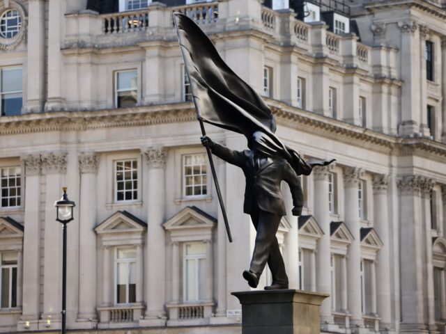 Nova escultura de Banksy parece mostrar político cego por sua própria bandeira

