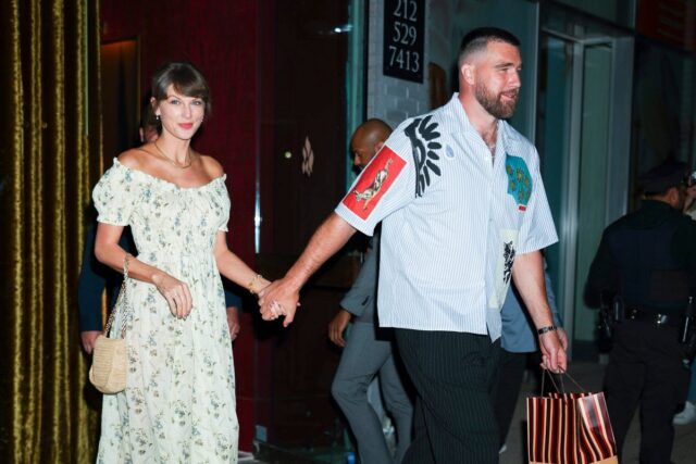 Novas fotos surgem de Taylor Swift no casamento do campeão NEW YORK, NEW YORK - MAY 15: Taylor Swift and Travis Kelce are seen on May 15, 2026 in New York City. (Photo by Aeon/GCImages)