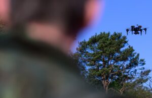 Novo relatório de inteligência sobre drones cubanos faz comparação com o Iraque a partir da esquerda A Bundeswehr soldier observes a drone during a demonstration on April 30 in Lower Saxony, Munster. (Photo by: Philipp Schulze/picture-alliance/dpa/AP Images).