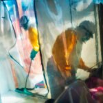 Novo surto de Ebola deixa 65 mortos enquanto autoridades alertam sobre propagação transfronteiriça