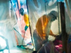 Novo surto de Ebola deixa 65 mortos enquanto autoridades alertam sobre propagação transfronteiriça Novo surto de Ebola deixa 65 mortos enquanto autoridades alertam sobre propagação transfronteiriça