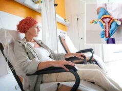 Novo tratamento oferece esperança para pacientes com câncer endometrial Uma mulher com lenço na cabeça recebendo quimioterapia por infusão em ambiente hospitalar.