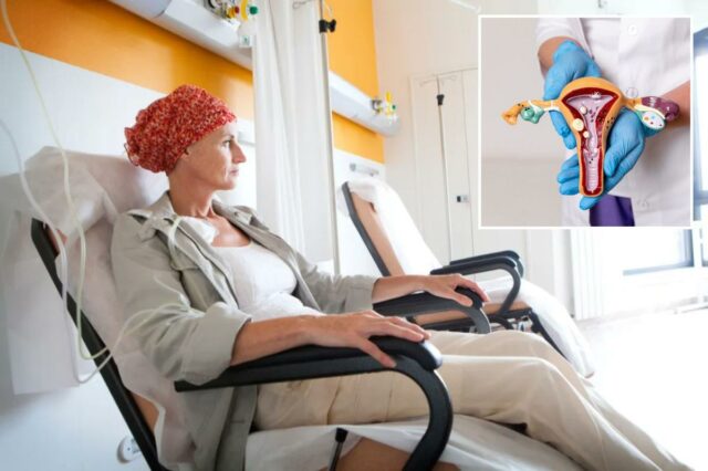 Uma mulher com lenço na cabeça recebendo quimioterapia por infusão em ambiente hospitalar.