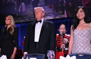 Novo vídeo de filmagem do WHCD mostra o momento em que tiros foram disparados com Trump nas proximidades Novo vídeo de filmagem do WHCD mostra o momento em que os tiros foram disparados
