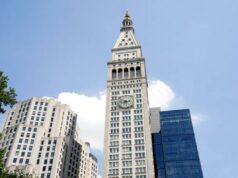 Novos aluguéis de escritórios de IA alimentam o mercado aquecido de Manhattan Uma torre do relógio da Madison Avenue em Nova York, NY.