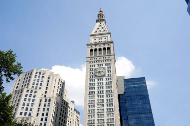 Uma torre do relógio da Madison Avenue em Nova York, NY.