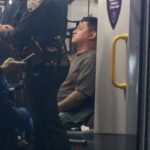 Noz com tatuagem no rosto e rabo de cavalo corta straphanger de Nova York: policiais