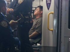 Noz com tatuagem no rosto e rabo de cavalo corta straphanger de Nova York: policiais Noz com tatuagem no rosto e rabo de cavalo corta straphanger de Nova York: policiais