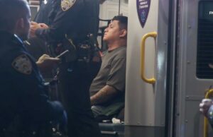 Noz com tatuagem no rosto e rabo de cavalo corta straphanger de Nova York: policiais Noz com tatuagem no rosto e rabo de cavalo corta straphanger de Nova York: policiais