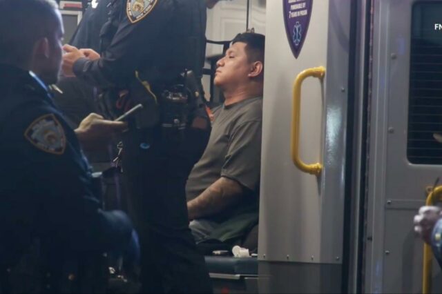 Noz com tatuagem no rosto e rabo de cavalo corta straphanger de Nova York: policiais
