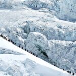 Número recorde de alpinistas chegam ao topo do Monte Everest do lado nepalês, apesar das preocupações com a superlotação