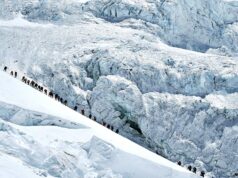 Número recorde de alpinistas chegam ao topo do Monte Everest do lado nepalês, apesar das preocupações com a superlotação Número recorde de alpinistas chegam ao topo do Monte Everest do lado nepalês, apesar das preocupações com a superlotação