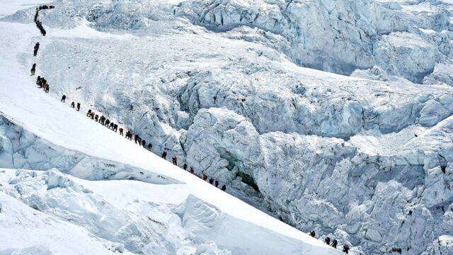 Número recorde de alpinistas chegam ao topo do Monte Everest Número recorde de alpinistas chegam ao topo do Monte Everest do lado nepalês, apesar das preocupações com a superlotação