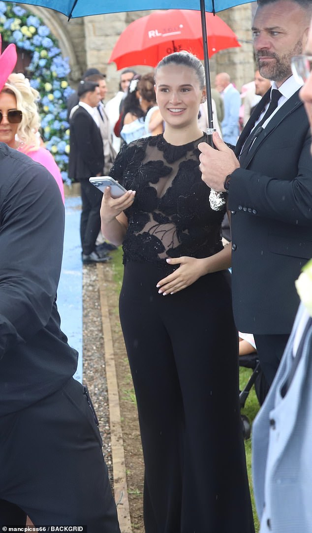 Nunca use essas roupas para um casamento! Enquanto Molly-Mae levanta Molly-Mae Hague enfrentou uma reação negativa esta semana por sua decisão não convencional de usar toda preta no casamento de destaque do Venezuela Fury