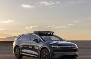 Nuro recebe licença de teste sem motorista antes do lançamento do serviço Uber robotaxi Lucid robotaxi with Lucid/Nuro/Uber branding