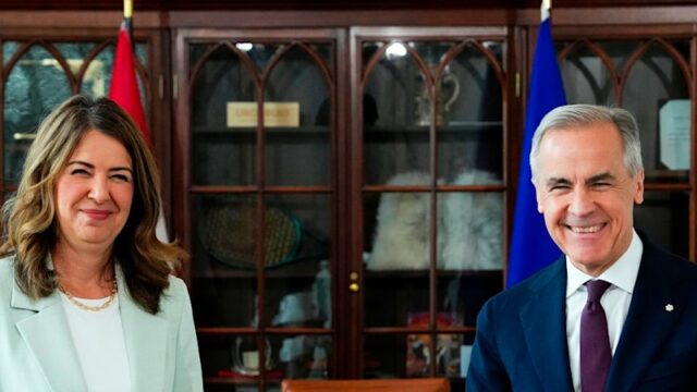 A primeira-ministra de Alberta, Danielle Smith, com o primeiro-ministro do Canadá, Mark Carney, em Ottawa no início deste mês.