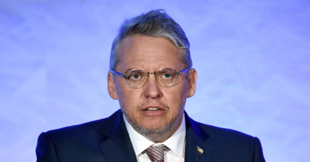 O Doomer do Clima, Adam McKay, zomba dos residentes de O Doomer do Clima, Adam McKay, zomba dos residentes de Los Angeles que pensavam que o incêndio em Palisades foi iniciado por um incendiário - após um suspeito de extrema esquerda ser acusado de incêndio criminoso