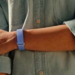 Banda Fitbit Air mostrando a parte inferior, ao lado do próprio dispositivo
