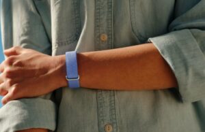 O Fitbit Air é real e pode realmente ser um assassino de gritos Banda Fitbit Air mostrando a parte inferior, ao lado do próprio dispositivo