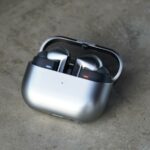 A caixa do Galaxy Buds 3 Pro abriu com os fones de ouvido dentro.