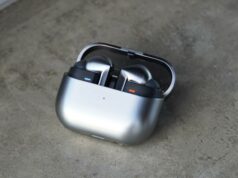 O Galaxy Buds 3 Pro da Samsung ficou mais irresistível graças a um grande desconto de US $ 90 A caixa do Galaxy Buds 3 Pro abriu com os fones de ouvido dentro.