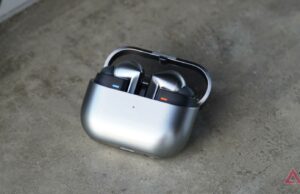 O Galaxy Buds 3 Pro da Samsung ficou mais irresistível graças a um grande desconto de US $ 90 A caixa do Galaxy Buds 3 Pro abriu com os fones de ouvido dentro.