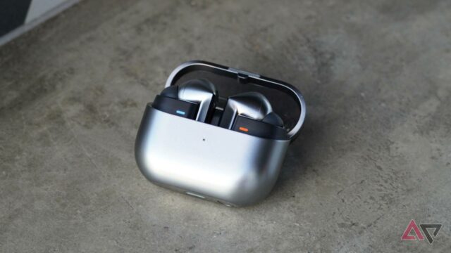 A caixa do Galaxy Buds 3 Pro abriu com os fones de ouvido dentro.