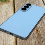Tela do Samsung Galaxy S26 contra o teto de um shopping