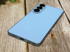 O Galaxy S27 pode ter um valor ainda pior do que nunca Tela do Samsung Galaxy S26 contra o teto de um shopping