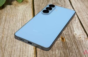 O Galaxy S27 pode ter um valor ainda pior do que nunca Tela do Samsung Galaxy S26 contra o teto de um shopping