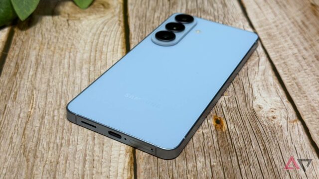 Tela do Samsung Galaxy S26 contra o teto de um shopping