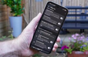 O Google finalmente quer tornar o Magic Cue útil O Google Pixel 10 cercado por logotipos Magic Cue.