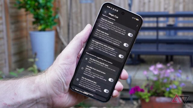 O Google finalmente quer tornar o Magic Cue útil O Google Pixel 10 cercado por logotipos Magic Cue.