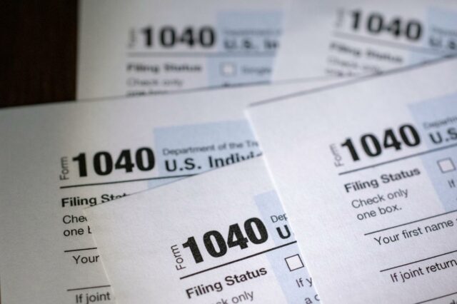 O IRS pode ter restituições de impostos COVID de milhões de contribuintes – veja como verificar sua elegibilidade
