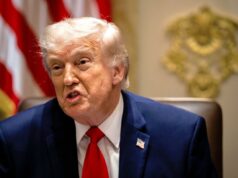 O Irã lista suas ‘linhas vermelhas’ – e elas são exatamente o oposto das de Trump Donald Trump, vestindo terno escuro, camisa branca e gravata vermelha com um distintivo de lapela com a bandeira americana, discursa em uma reunião de gabinete.