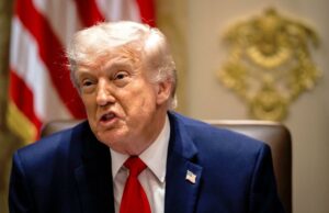 O Irã lista suas ‘linhas vermelhas’ – e elas são exatamente o oposto das de Trump Donald Trump, vestindo terno escuro, camisa branca e gravata vermelha com um distintivo de lapela com a bandeira americana, discursa em uma reunião de gabinete.