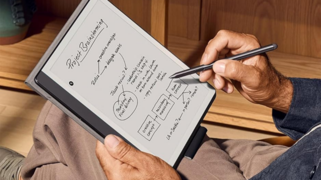 pessoa escrevendo no kindle scribe