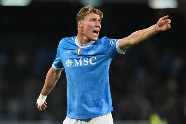 O Man Utd teve que esperar pela venda de Rasmus Hojlund enquanto o Napoli sofria uma surpreendente derrota em casa, explicou a última situação

