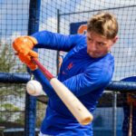 AJ Ewing, do New York Mets, rebatendo durante o treinamento de primavera.