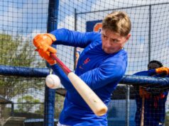 O Mets está convocando o melhor jogador de campo, AJ Ewing, para reforçar o ataque AJ Ewing, do New York Mets, rebatendo durante o treinamento de primavera.