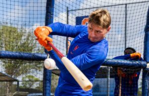 O Mets está convocando o melhor jogador de campo, AJ Ewing, para reforçar o ataque AJ Ewing, do New York Mets, rebatendo durante o treinamento de primavera.