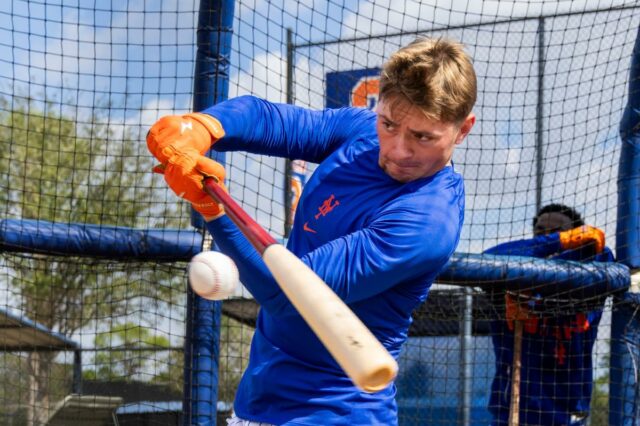 O Mets está convocando o melhor jogador de campo, AJ AJ Ewing, do New York Mets, rebatendo durante o treinamento de primavera.