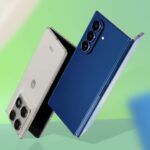 Motorola Razr 2025 cercado por contas verdes à luz do sol