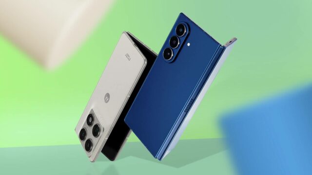 Motorola Razr 2025 cercado por contas verdes à luz do sol