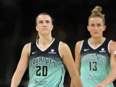 O New York Liberty pode estar em apuros CHICAGO, ILLINOIS - SEPTEMBER 11: Sabrina Ionescu #20 of the New York Liberty looks on as she walks off the court after the first half of the game against the Chicago Sky at Wintrust Arena on September 11, 2025 in Chicago, Illinois. (Photo by Michael Hirschuber/Getty Images)